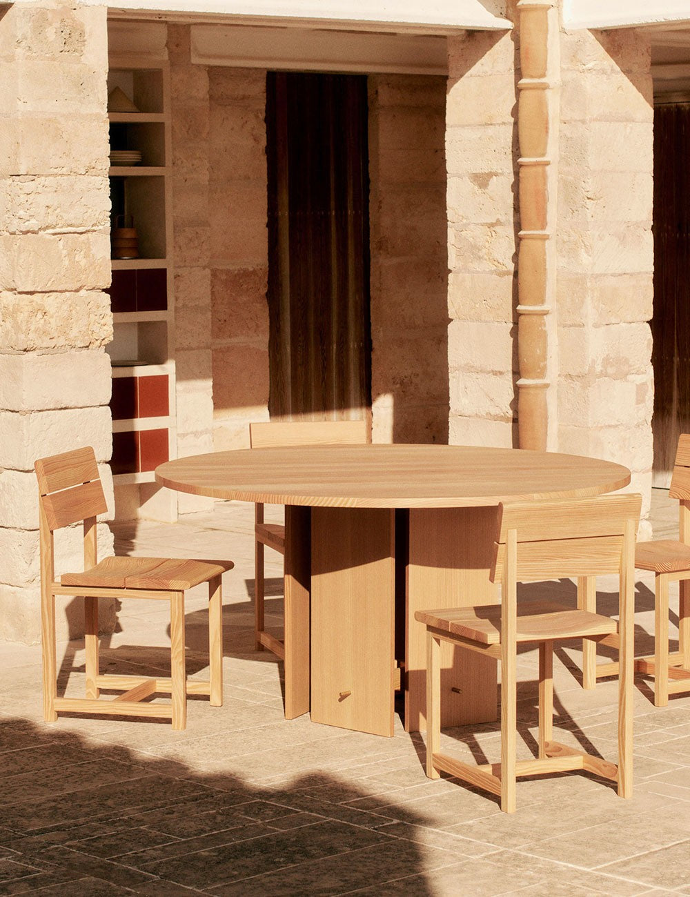 AUKKO DINING TABLE