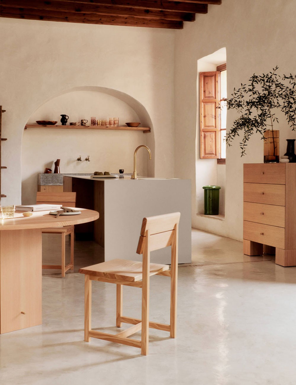 AUKKO DINING TABLE