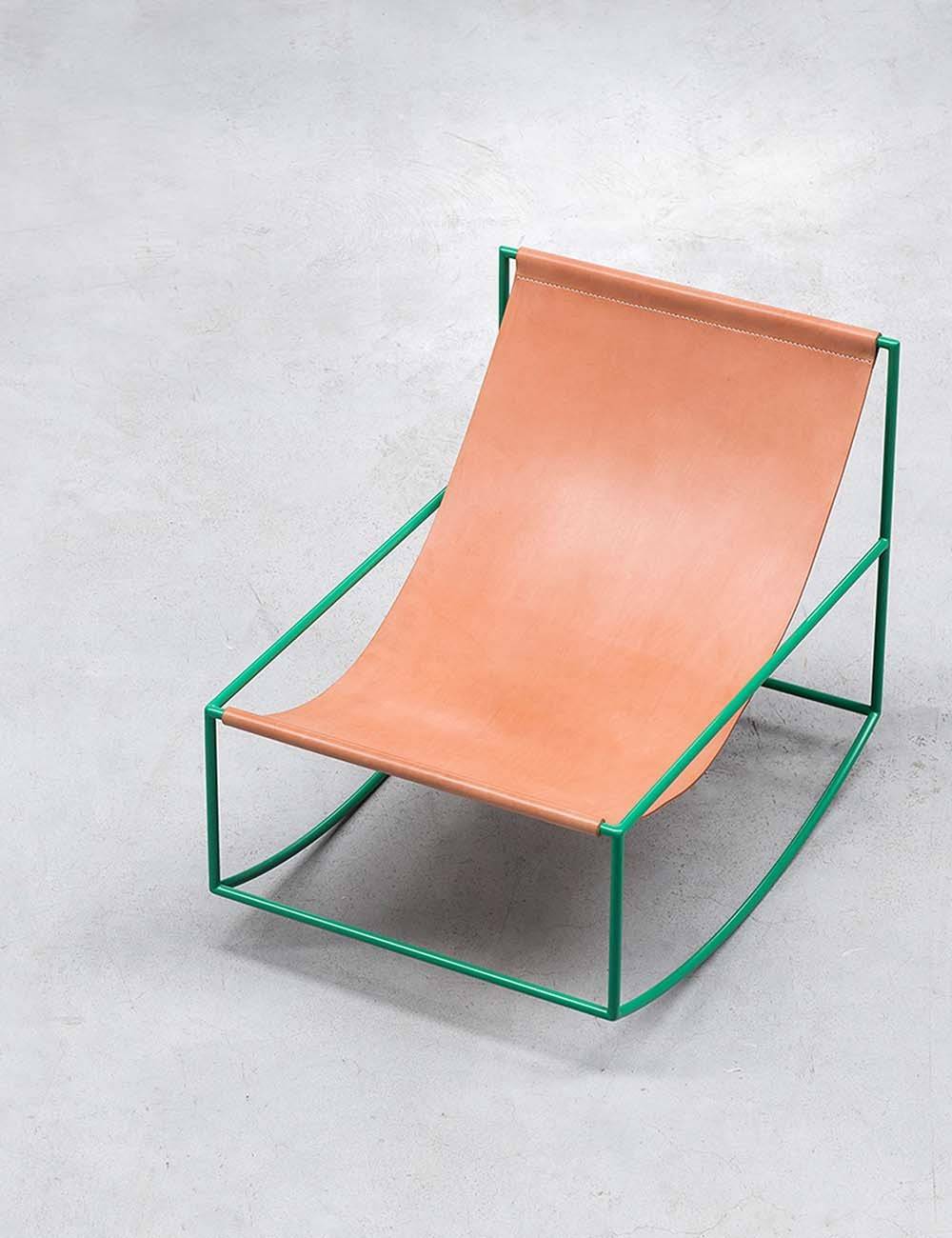 sedia a dondolo in pelle