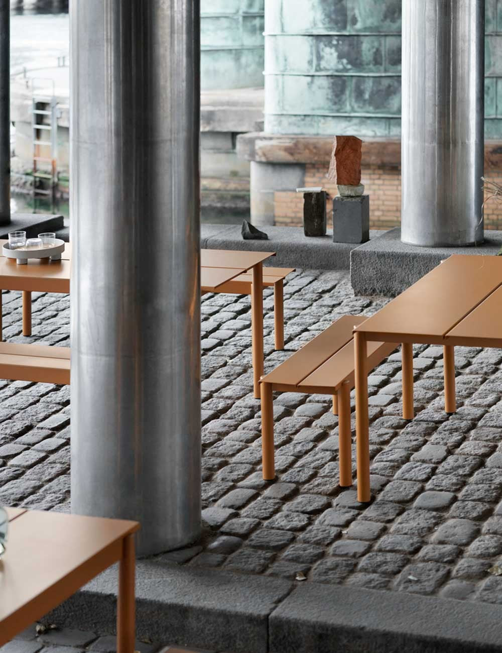 LINEAR STEEL BENCH 110