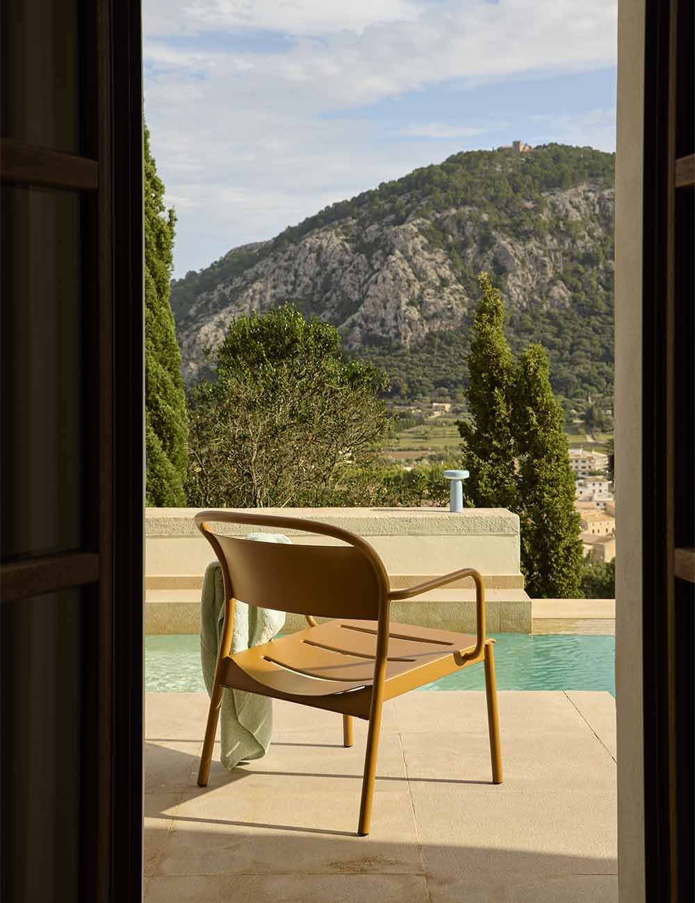 LINEAR STEEL LOUNGE CHAIR