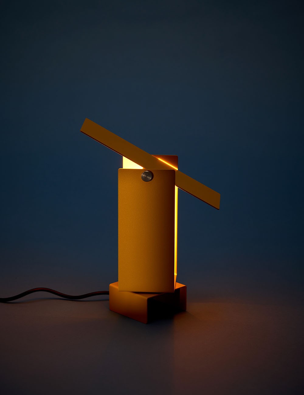 PIVOTING TABLE LAMP