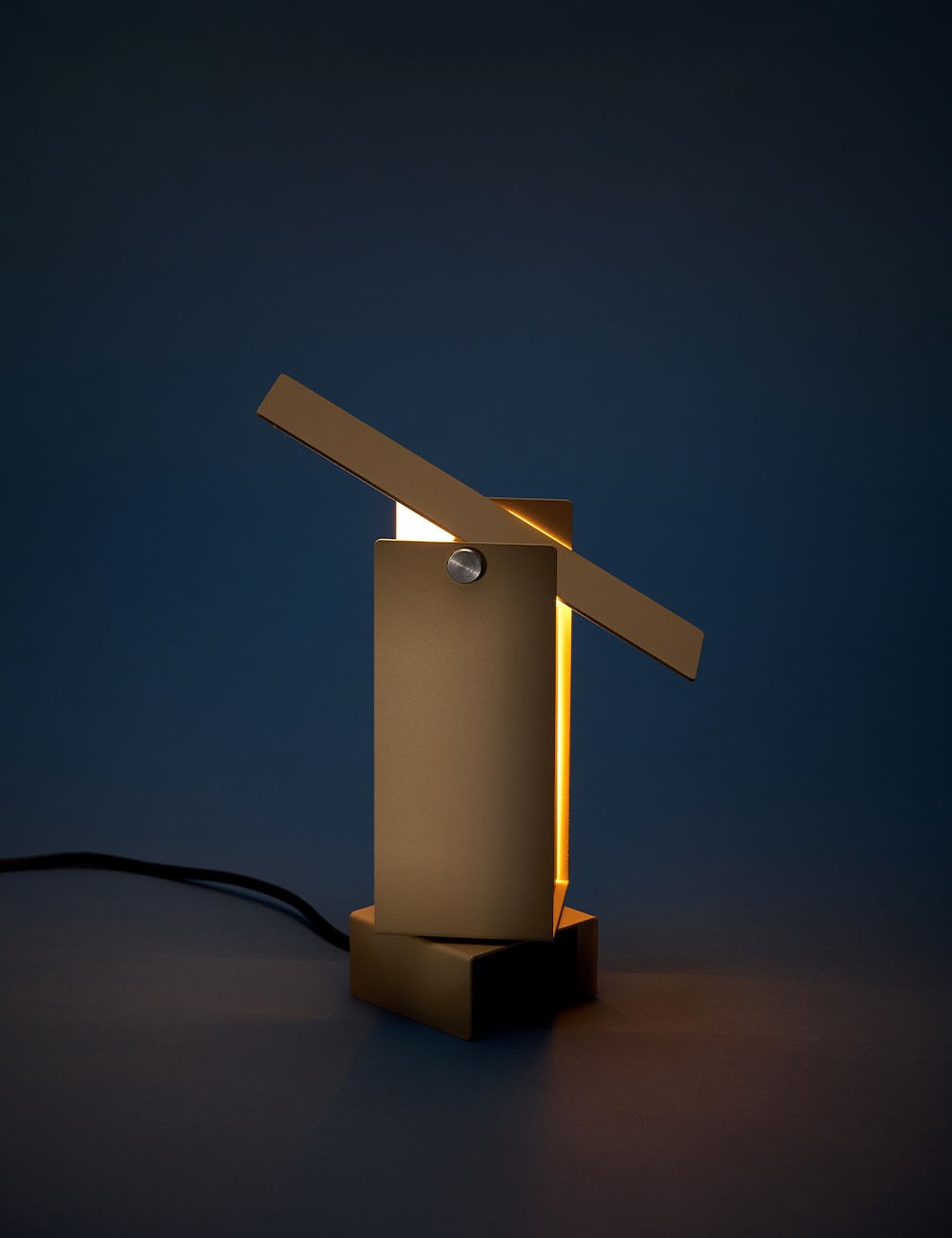 PIVOTING TABLE LAMP