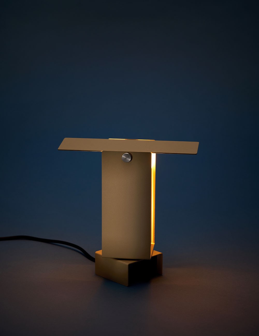 PIVOTING TABLE LAMP