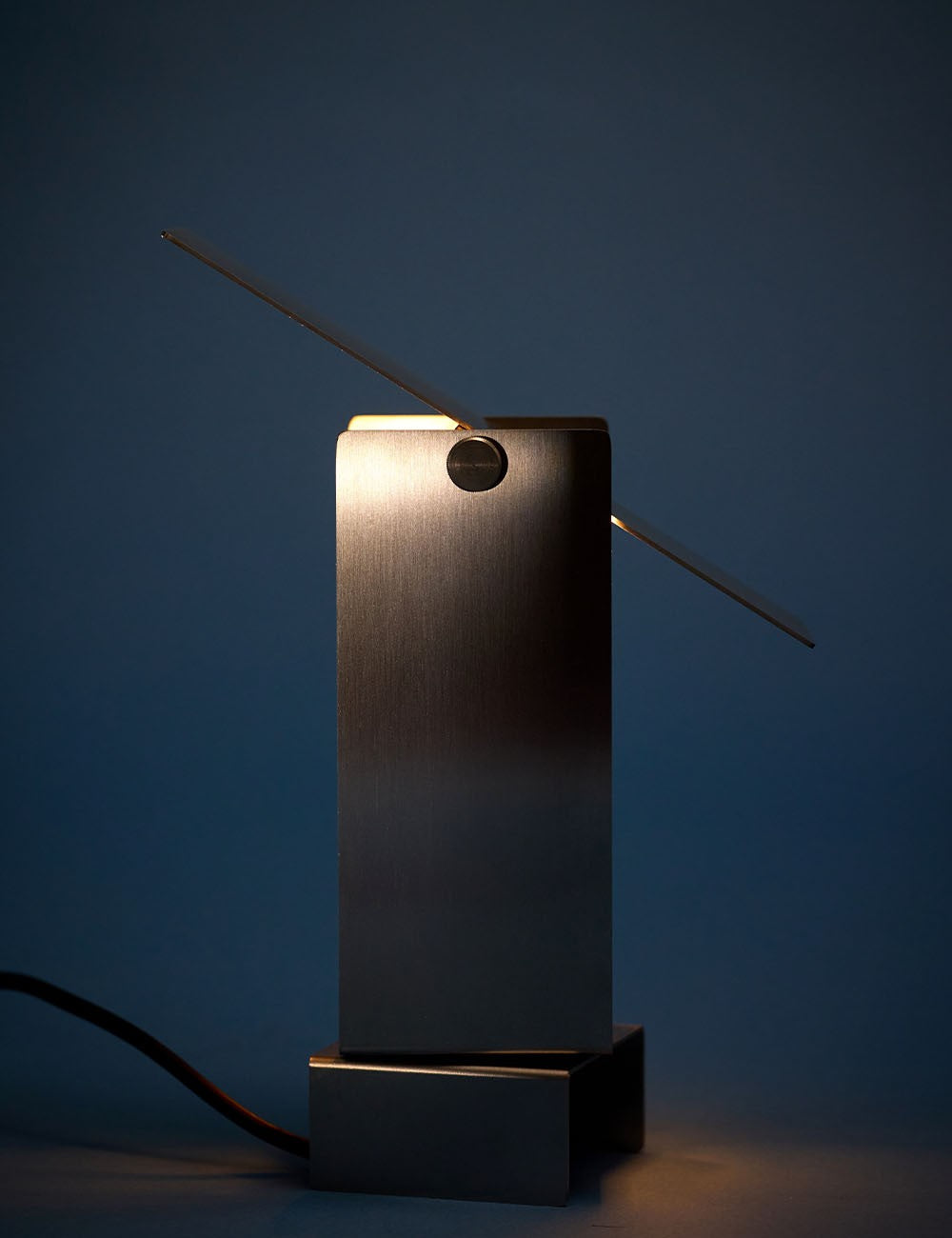 PIVOTING TABLE LAMP