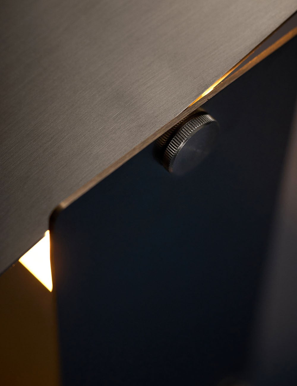 PIVOTING TABLE LAMP