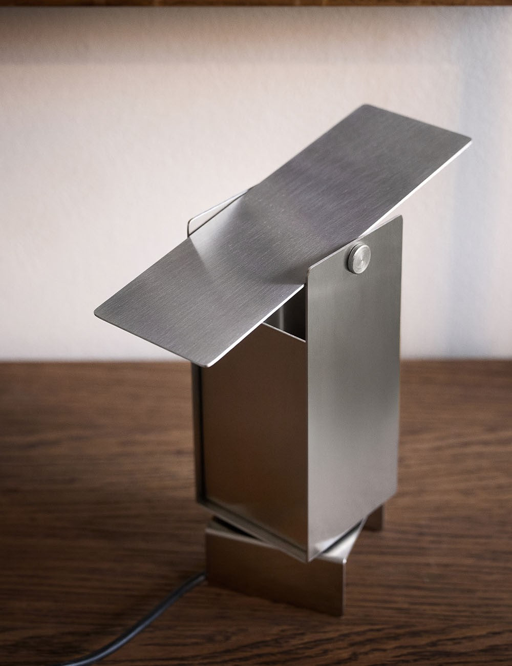 PIVOTING TABLE LAMP
