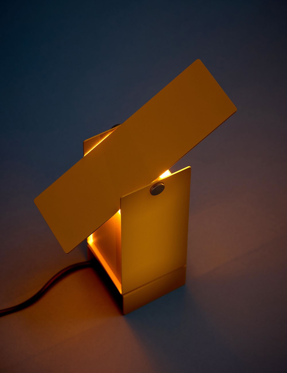 PIVOTING TABLE LAMP
