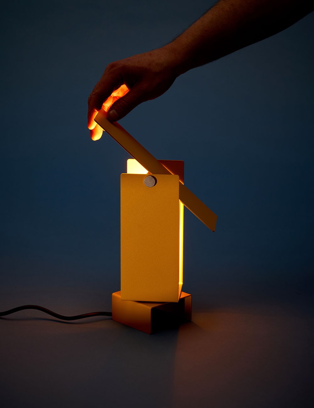 PIVOTING TABLE LAMP
