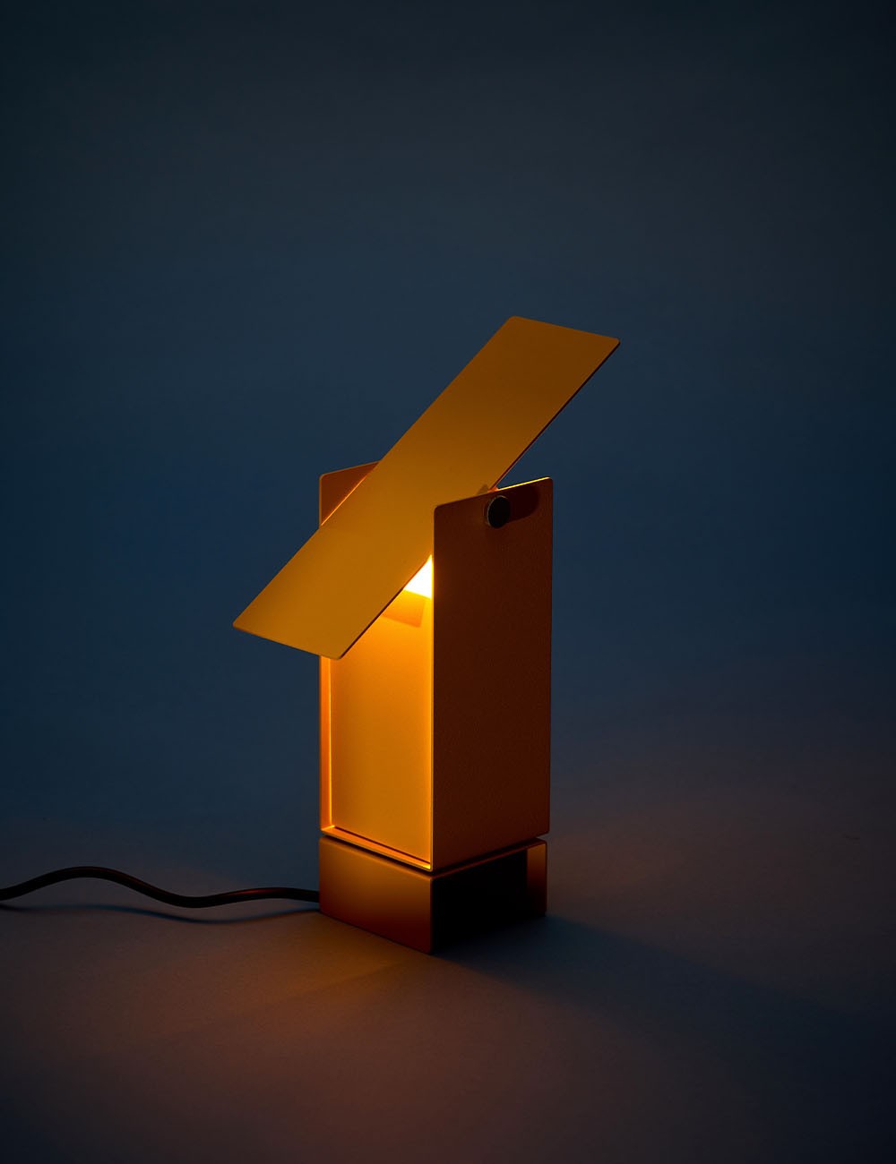 PIVOTING TABLE LAMP