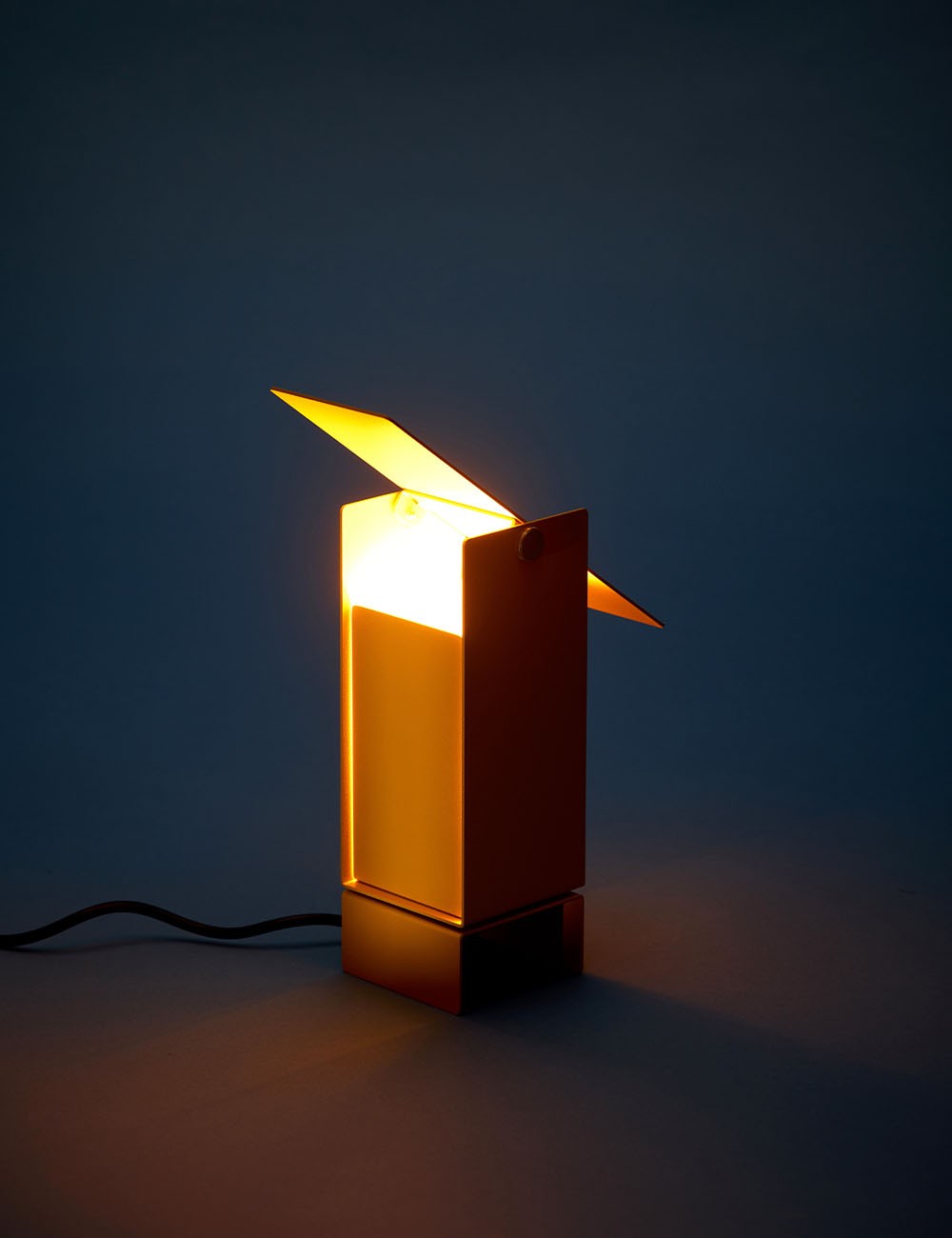 PIVOTING TABLE LAMP