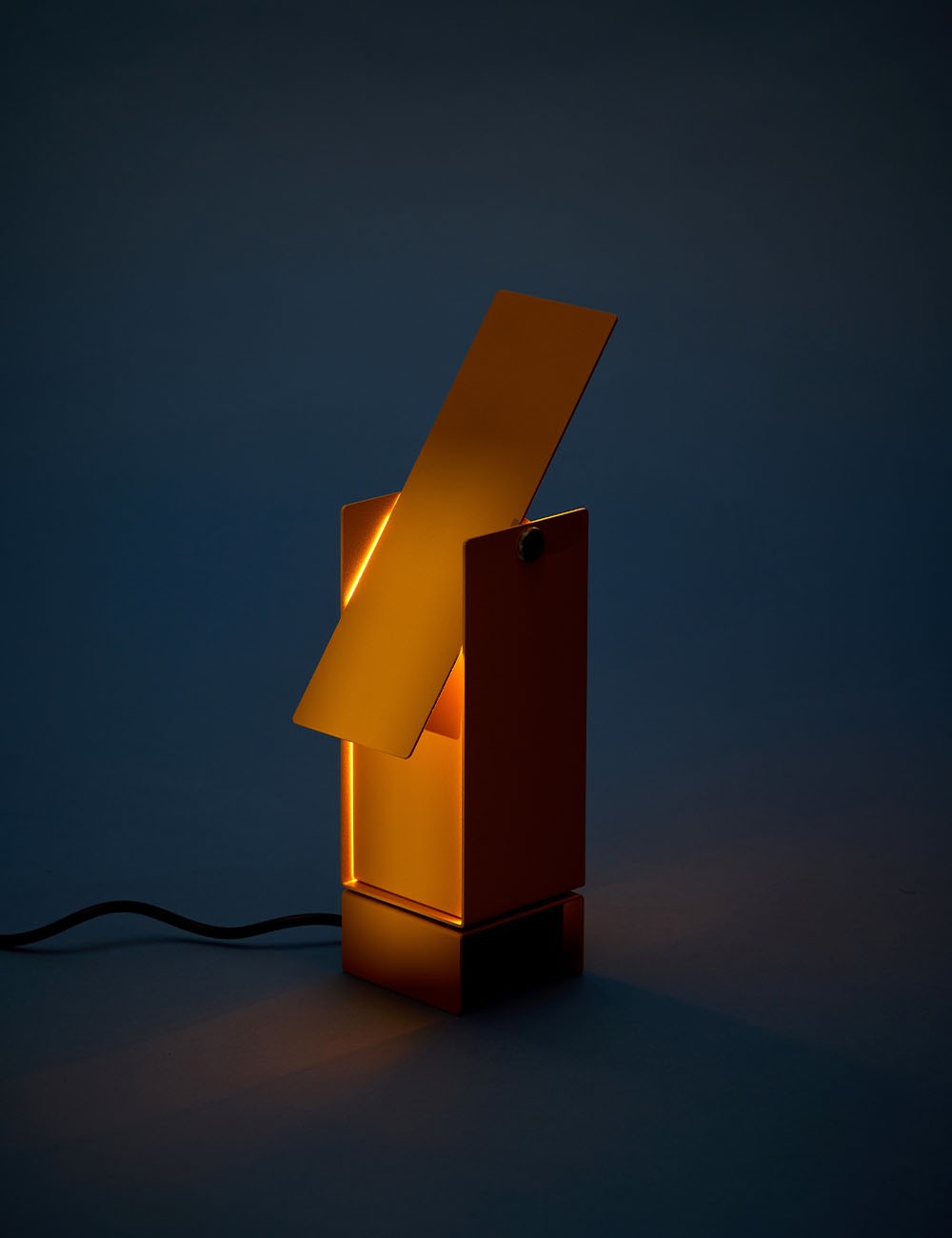 PIVOTING TABLE LAMP