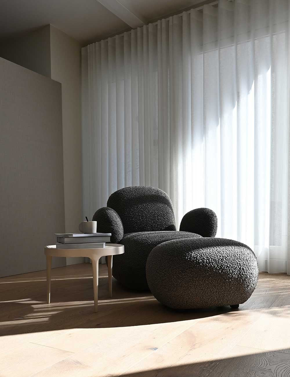 toe flat armchair