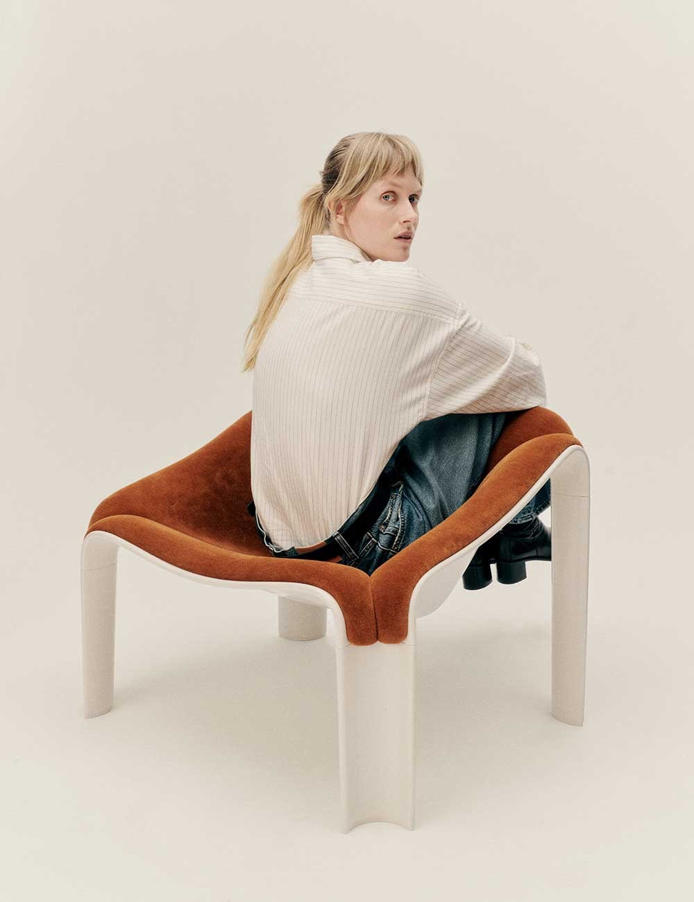 F300 LOUNGE CHAIR