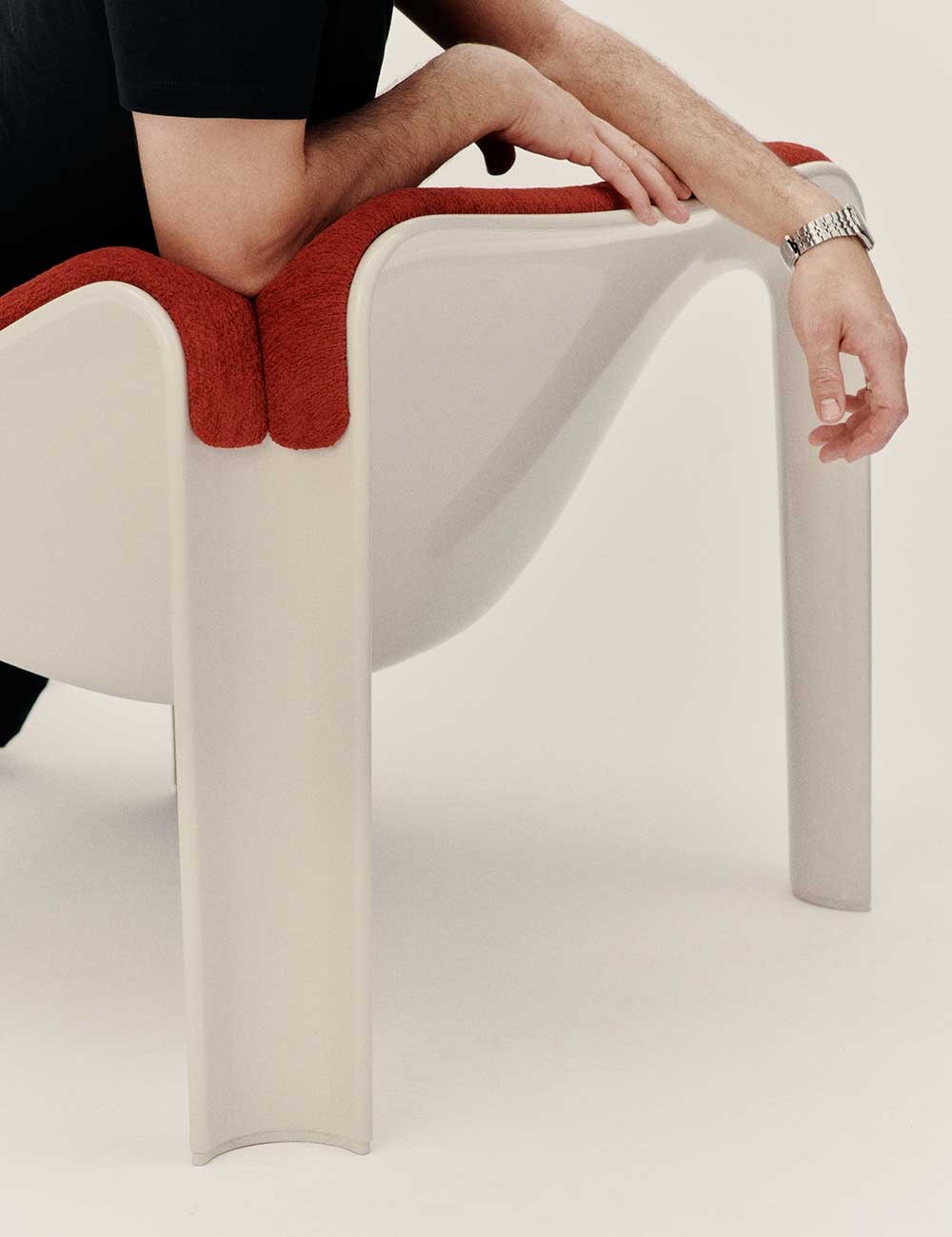 F300 LOUNGE CHAIR