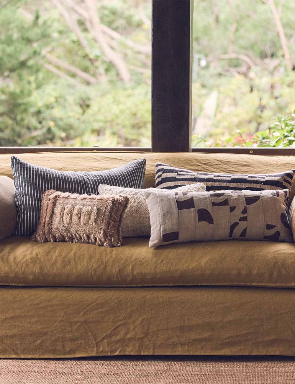 coussin à rayures monochromes