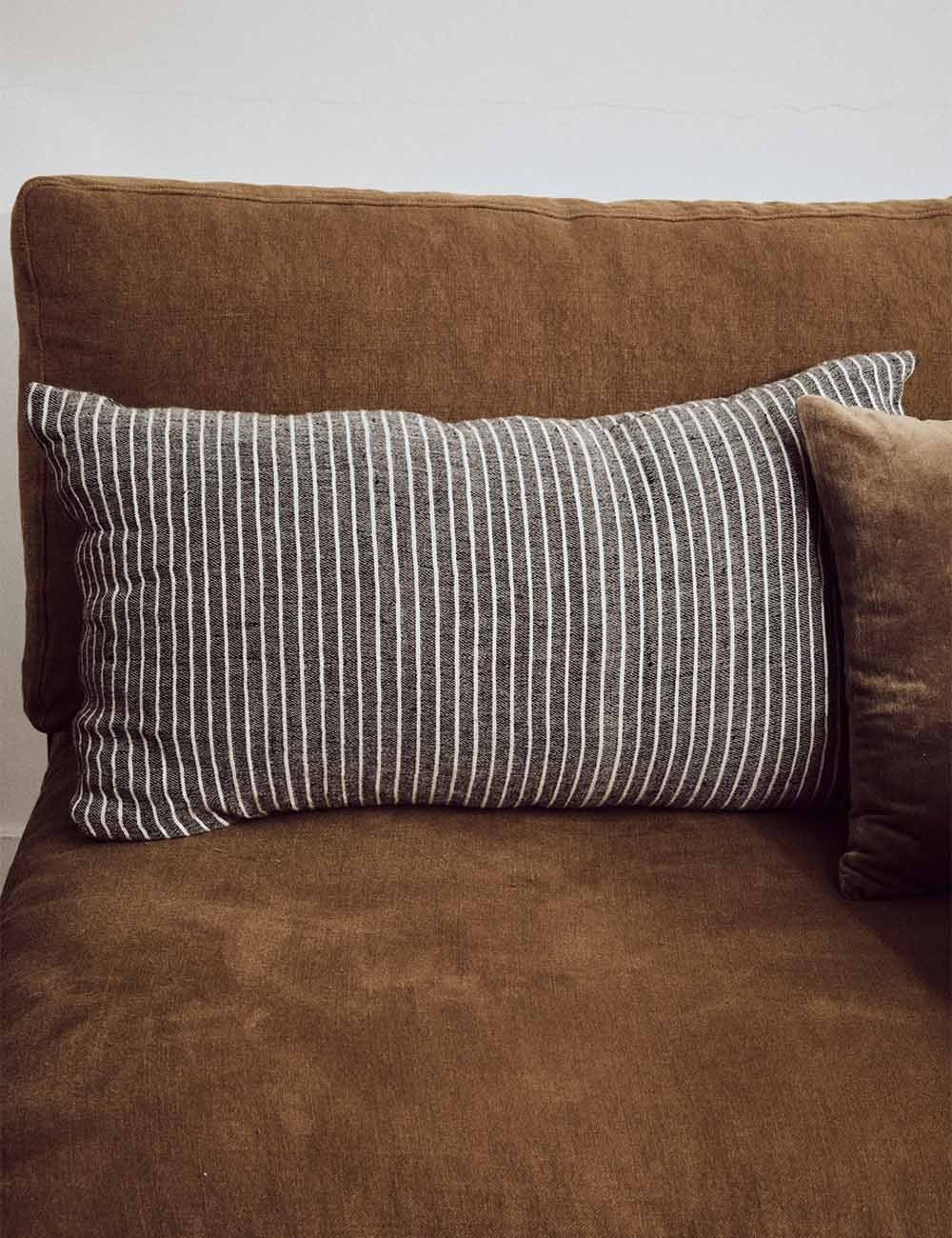 coussin à rayures monochromes