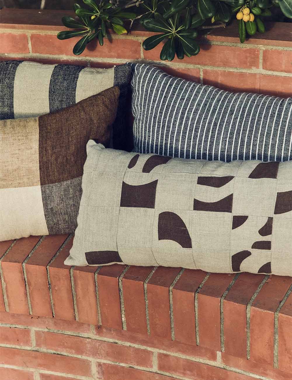 coussin à rayures monochromes