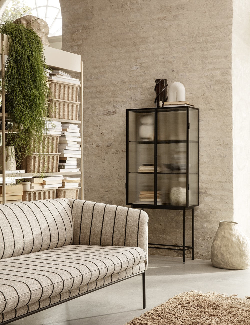 HAZE VITRINE REEDED BLACK