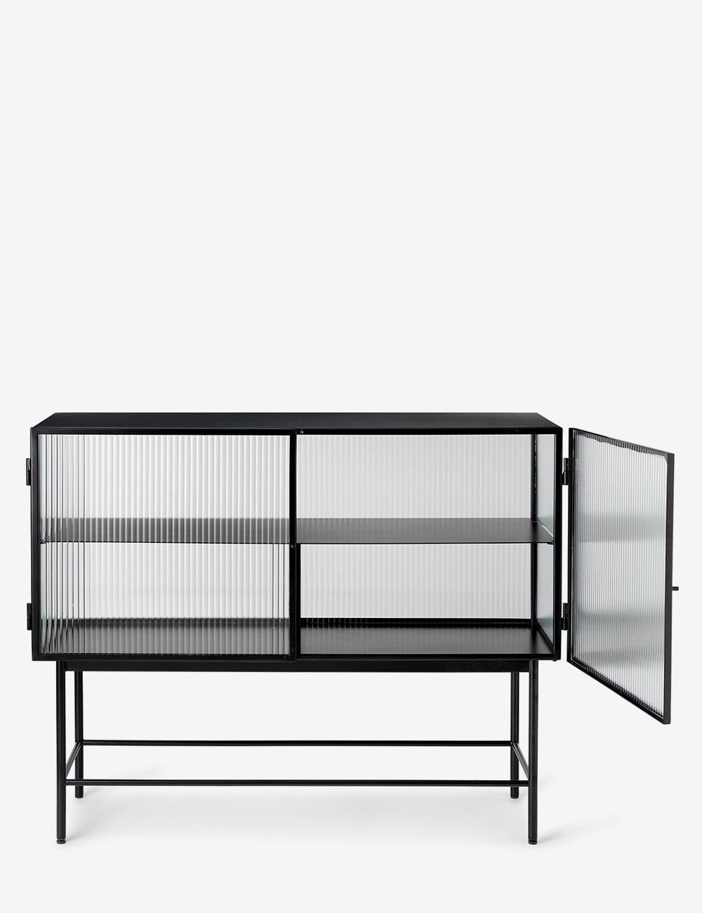credenza nera con canne di foschia