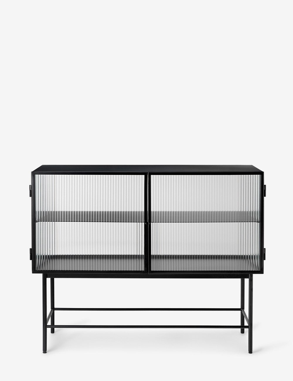 credenza nera con canne di foschia