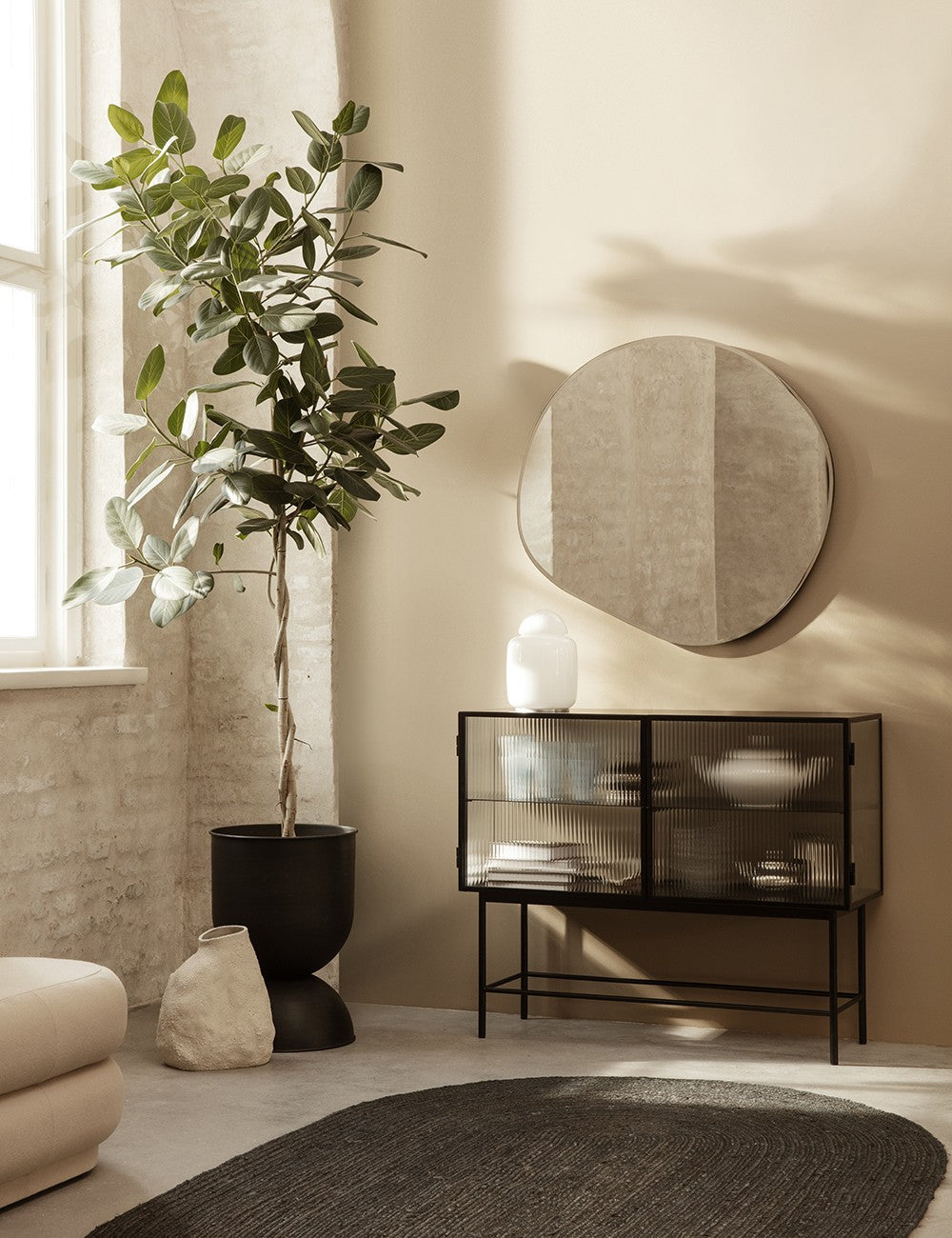 credenza nera con canne di foschia