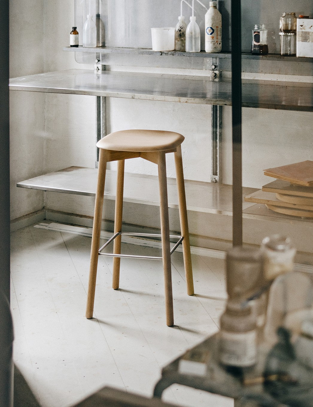 SOFT EDGE 82 COUNTER STOOL