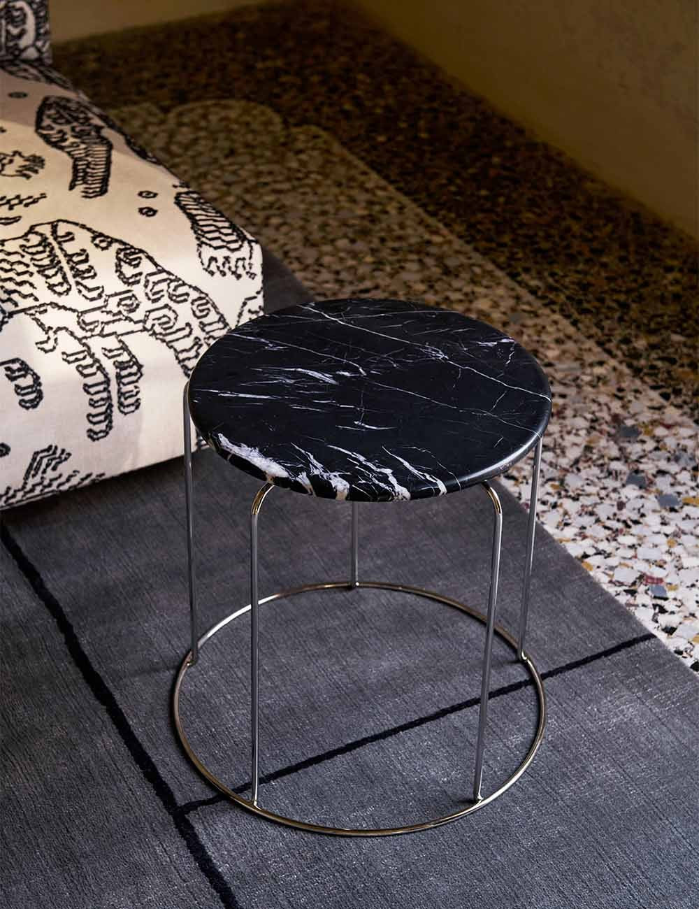 sgabello in filo metallico con piano in marmo vp11