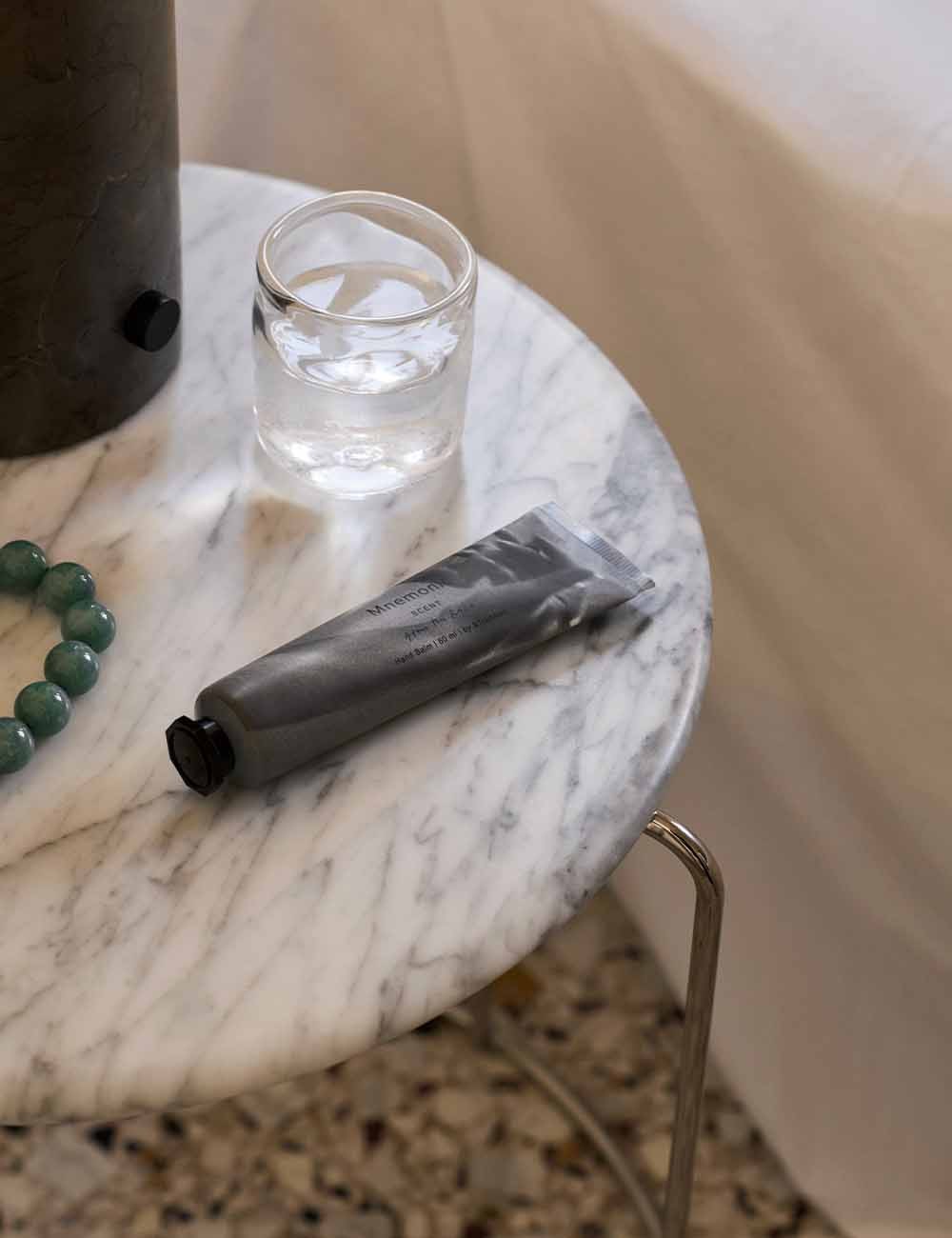 sgabello in filo metallico con piano in marmo vp11