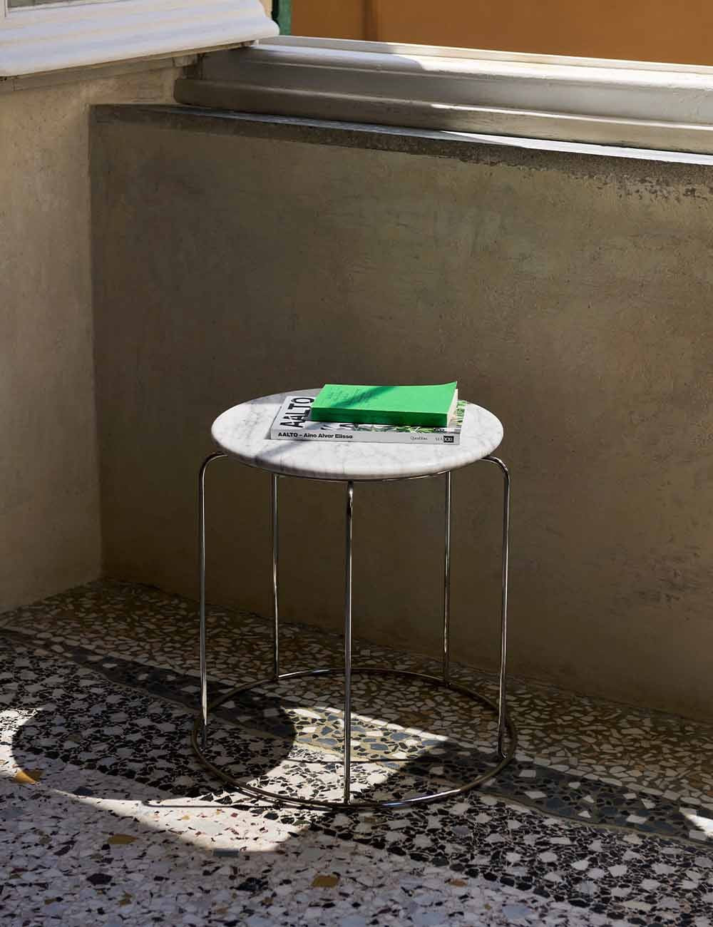 sgabello in filo metallico con piano in marmo vp11