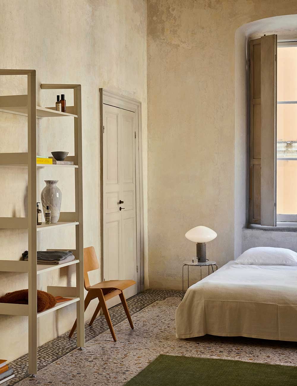 ROMBE COM C w. SHELF