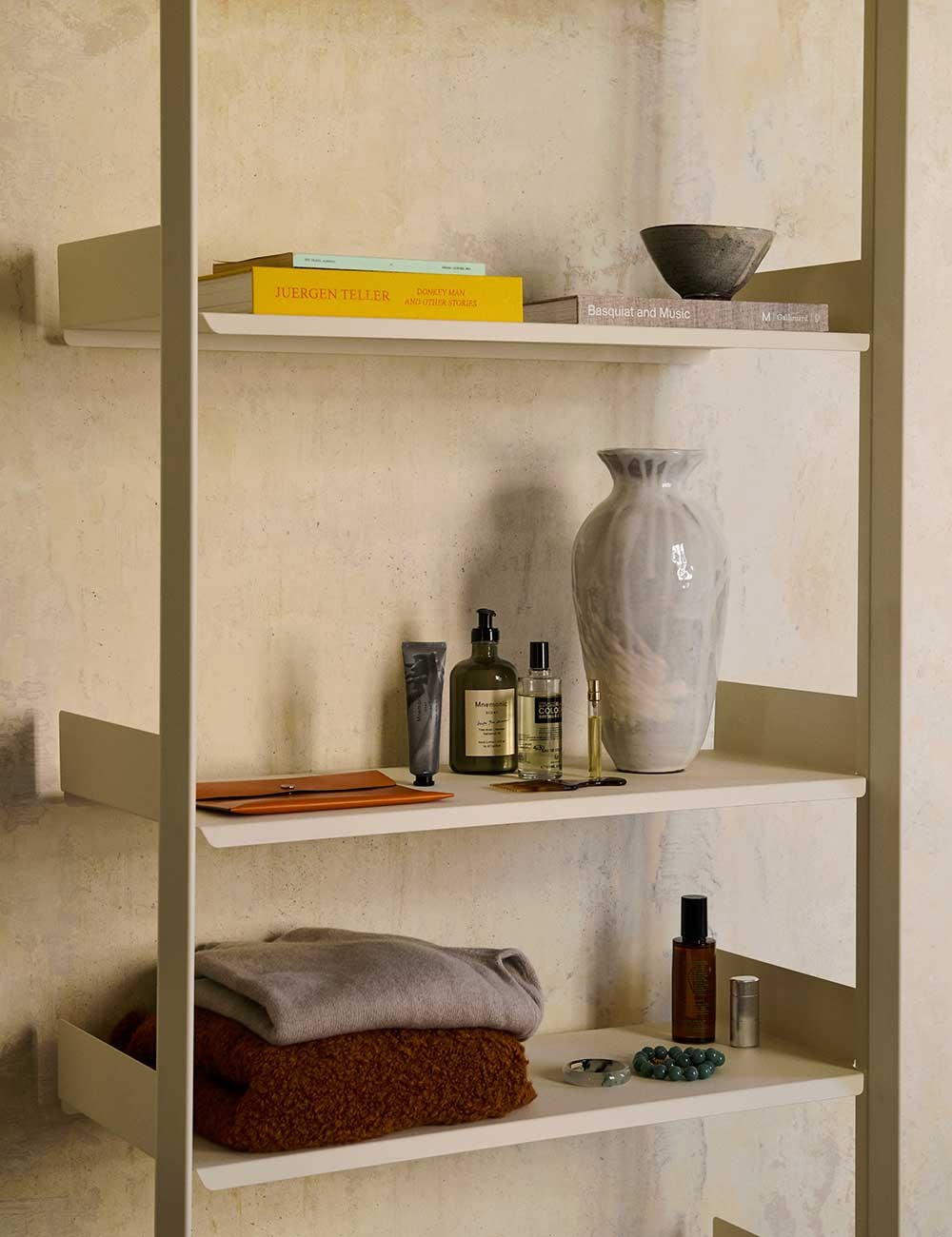 rombe com d w. shelf
