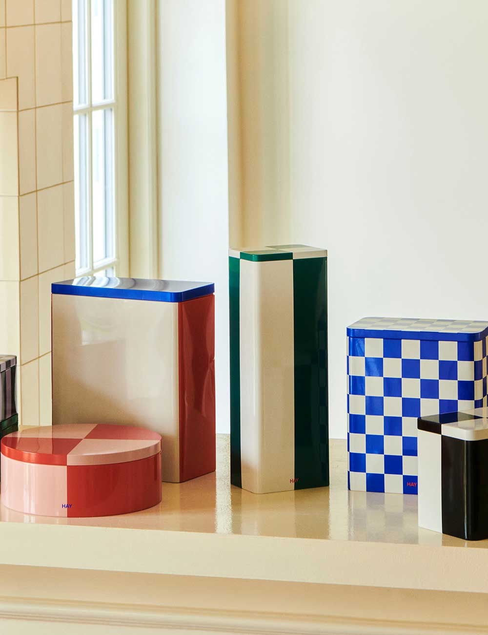 recipiente redondo de lata