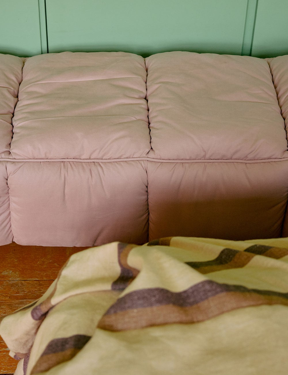 PUFFY LOBBY BENCH