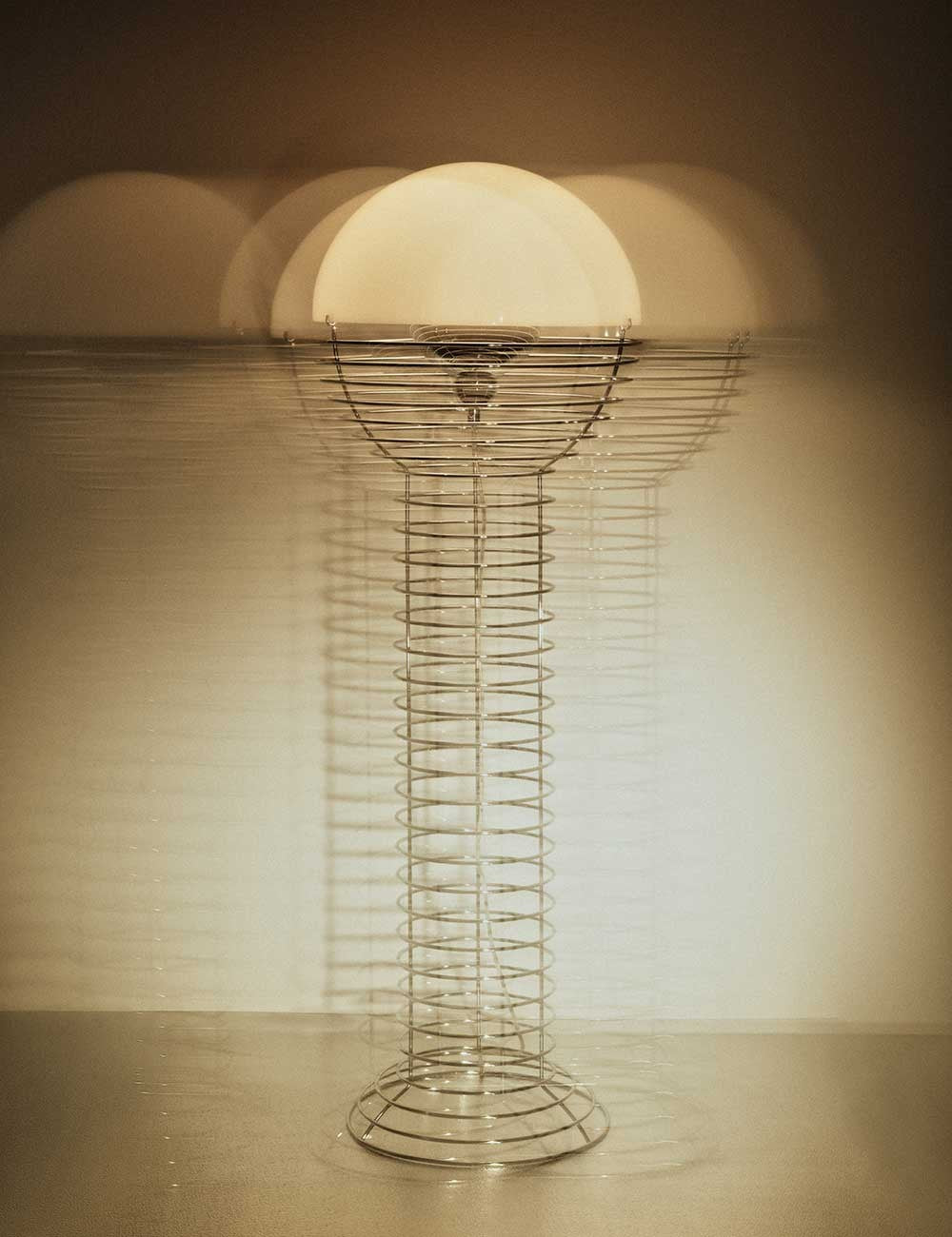 lampada da terra in filo metallico