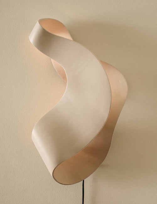 Oyster wall lamp