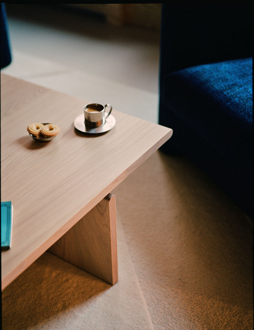 Nomen coffee table