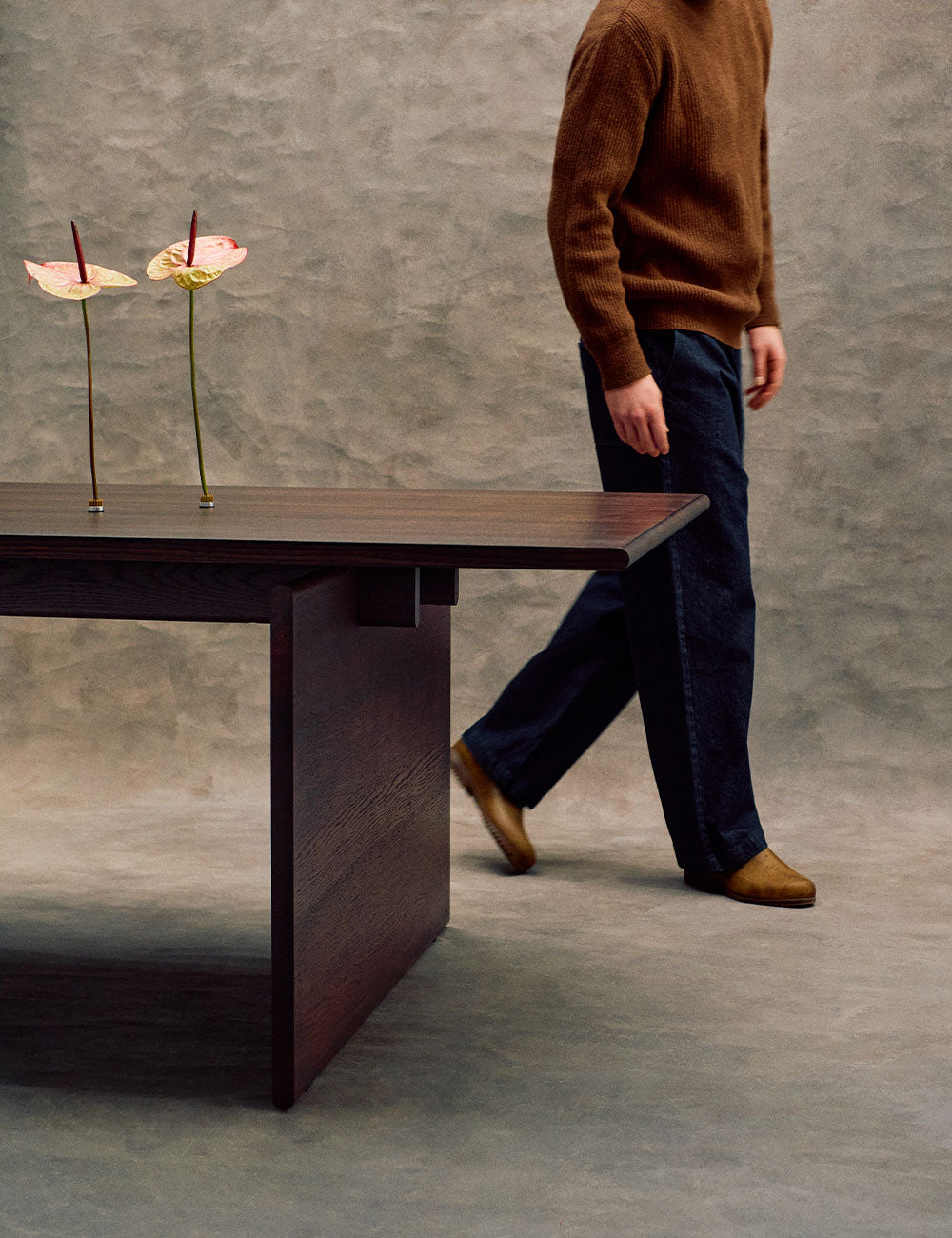 Nomen dining table