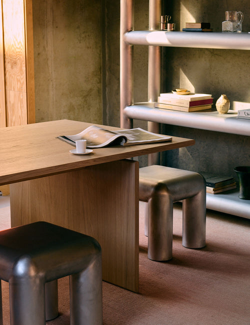 Nomen dining table