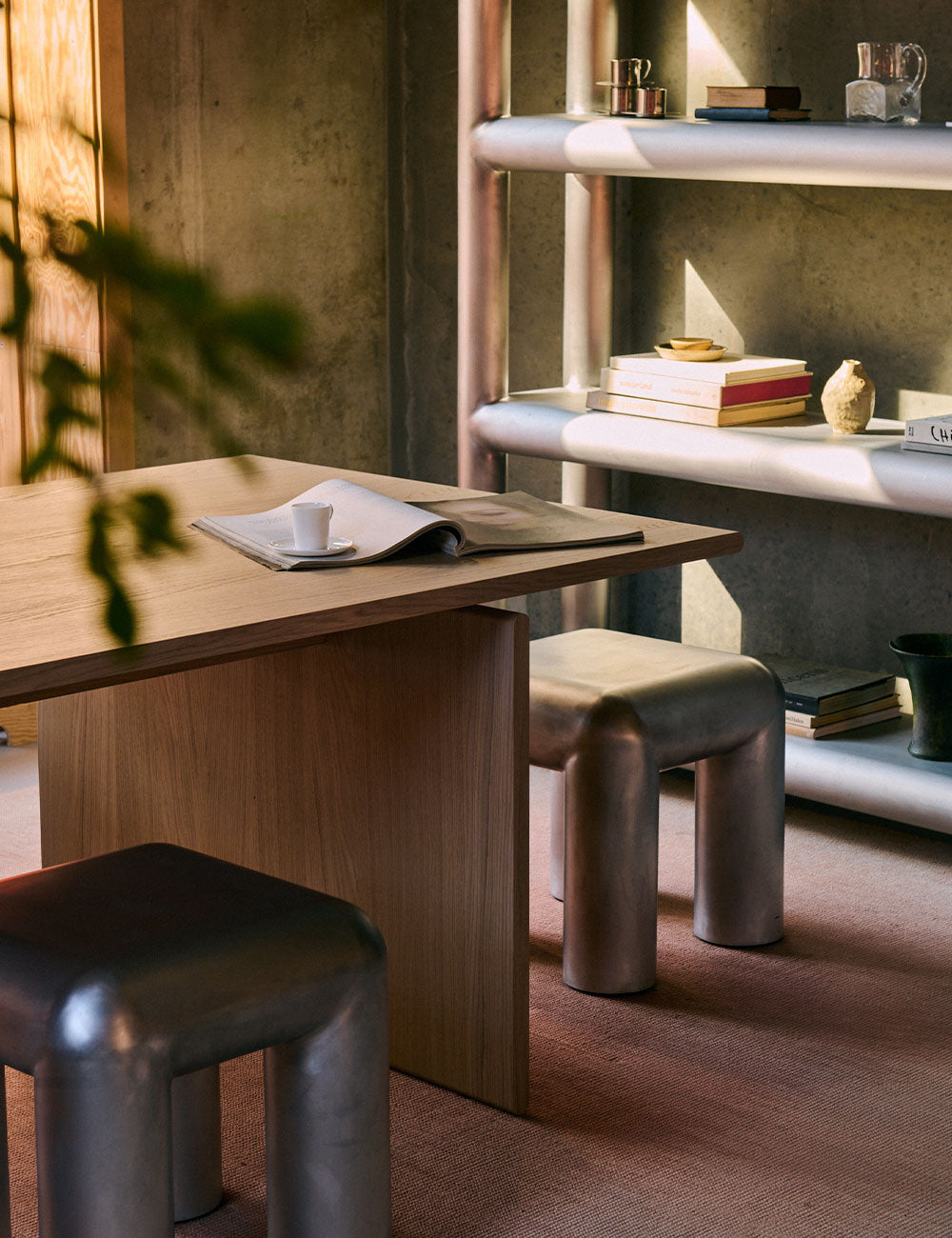 Nomen dining table