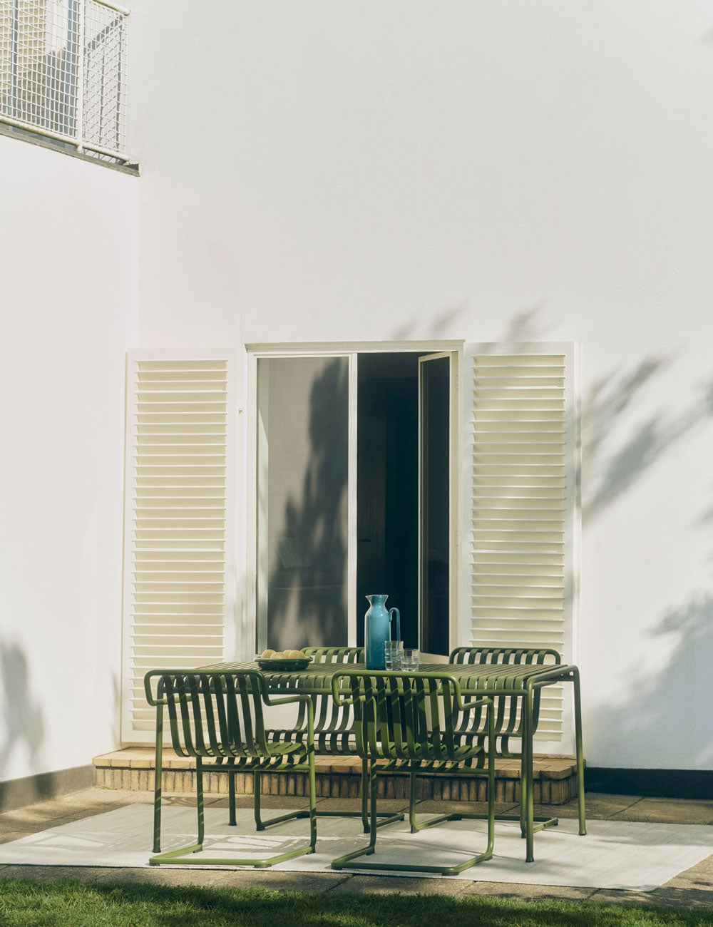 Palissade Cantilever dining armchair