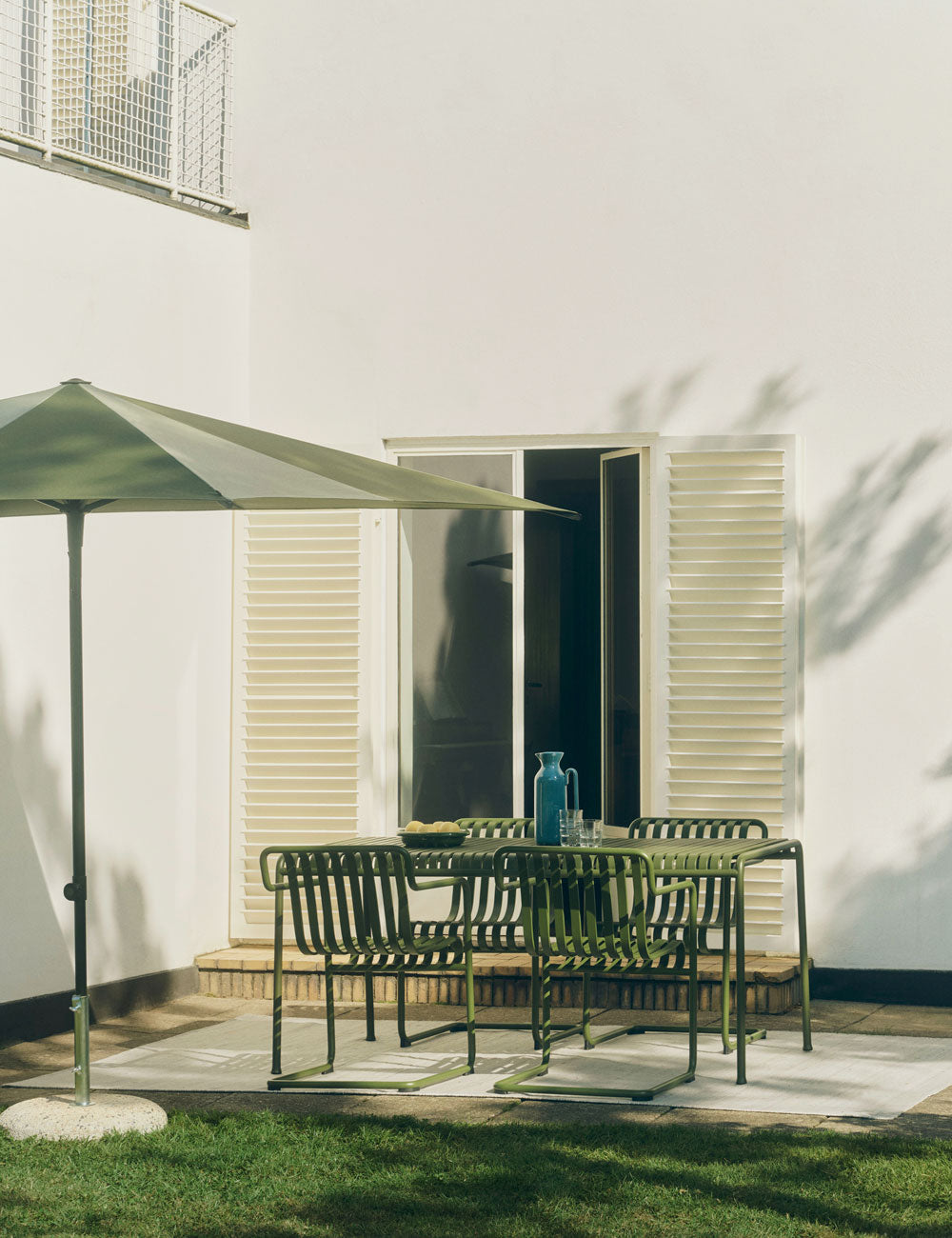 Palissade Cantilever dining armchair