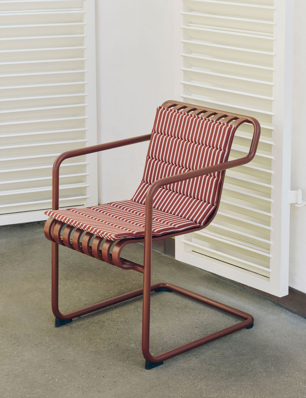 Palissade Cantilever dining armchair