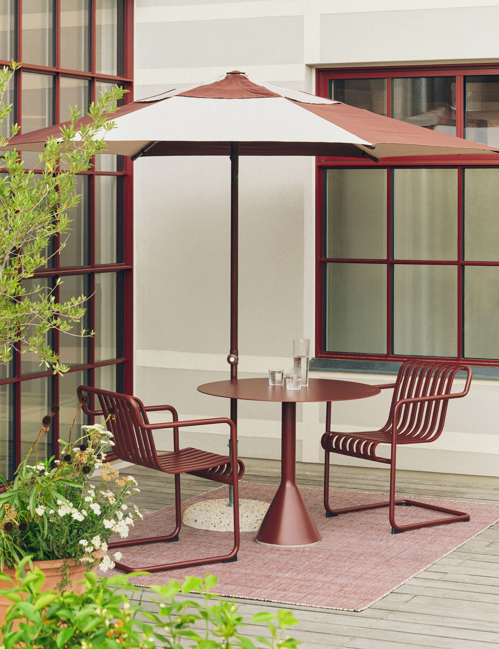 Palissade Cantilever armchair