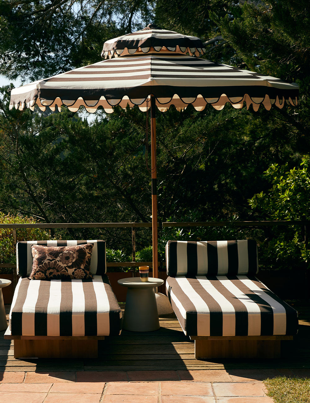 black striped patio umbrella Deluxe 8 ft and White Stripe & Beach with Travel Bag Designed with style in mind Hampton Bay 9 ft. Aluminum