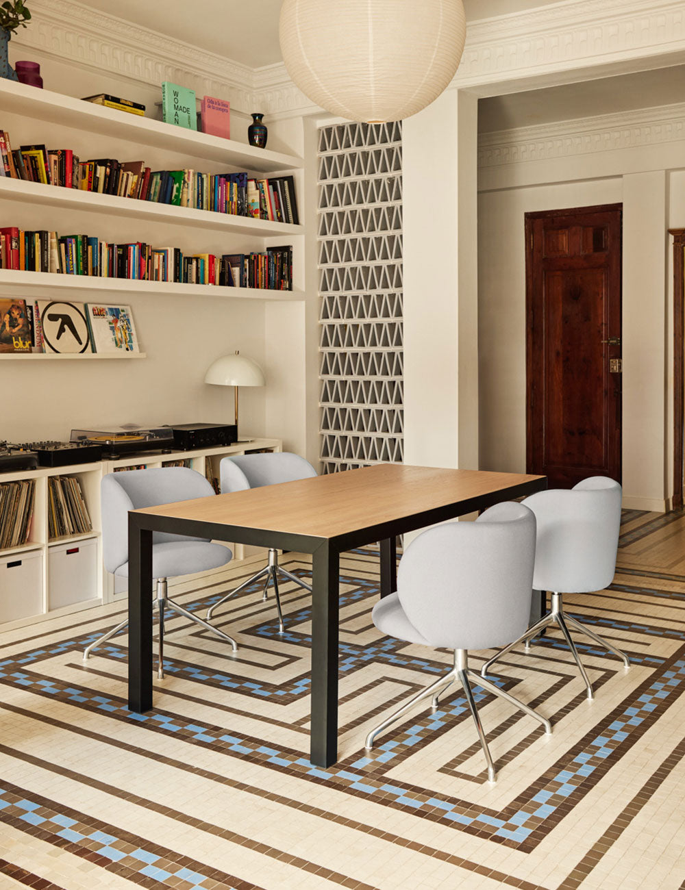 Alma dining table