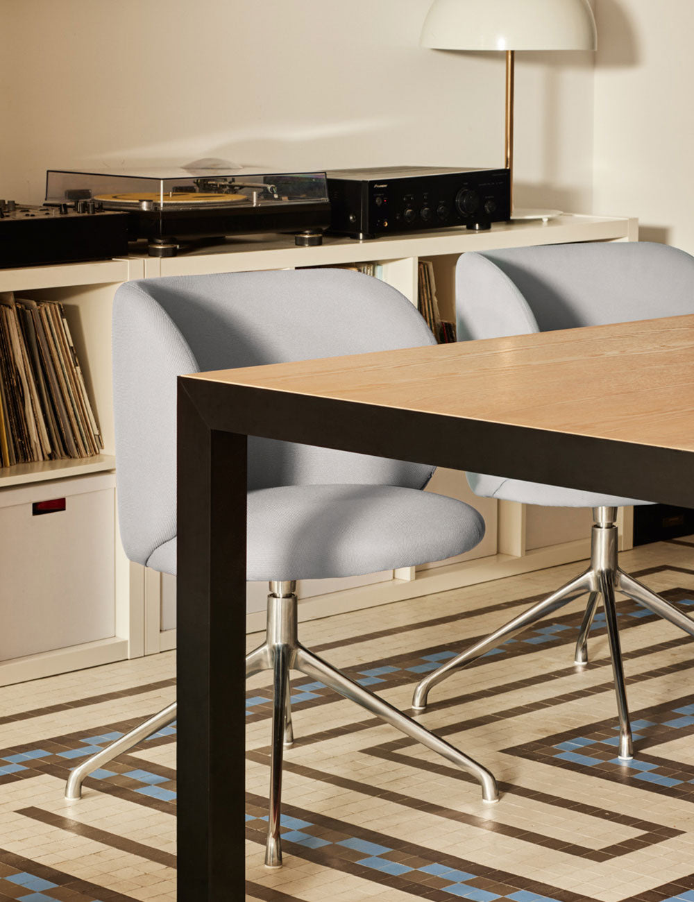 Alma dining table